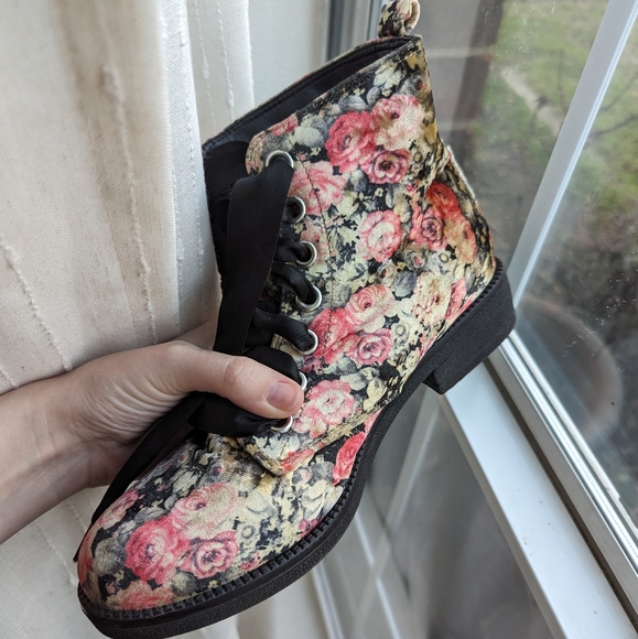 Dirty Laundry Shoes - EUC Dirty Laundry Velvet Easter Floral Tapestry Combat Boots 8 US/38.5EU